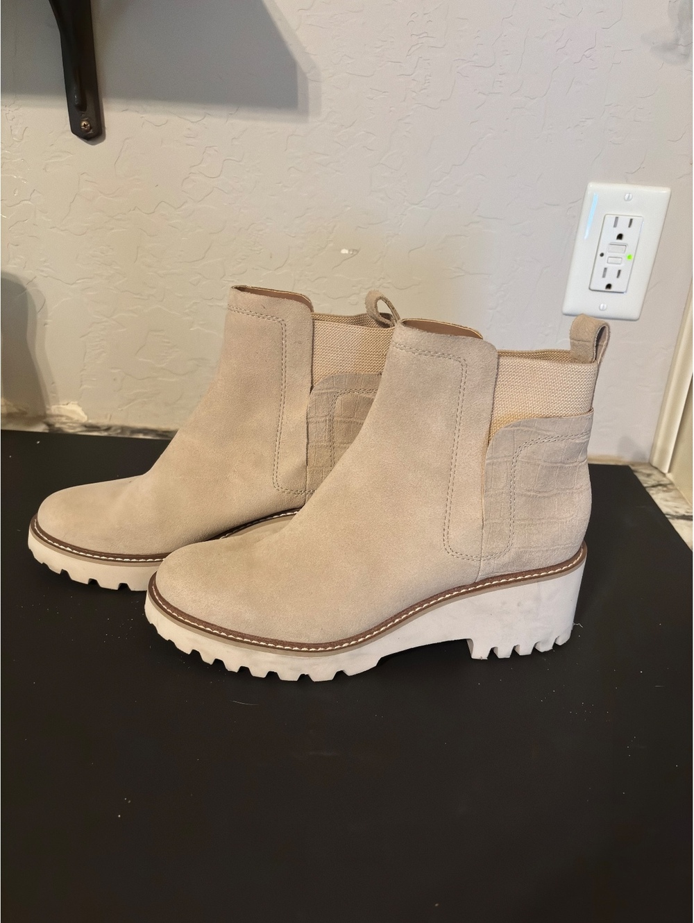 Dulce vita Beige Chunky Heel boots /Elastic Side Panels and Lug Sole, Size
